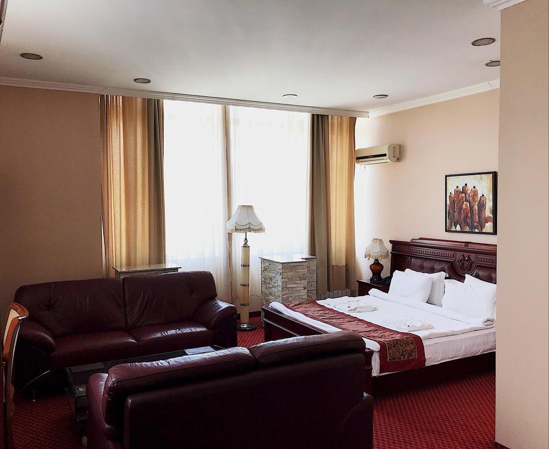 Hotel Royal Pristina Buitenkant foto